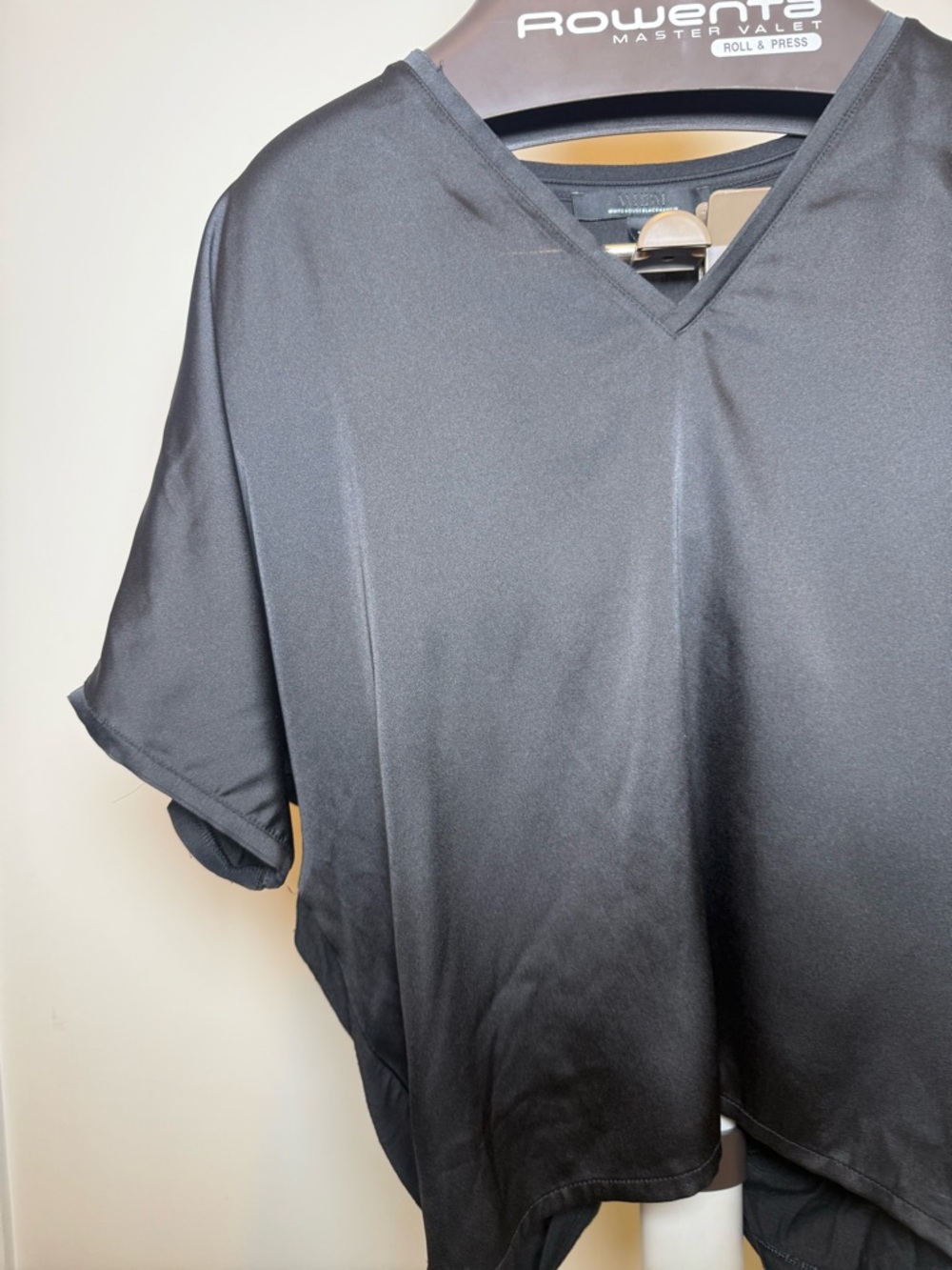 White House Black Marker WomenShort Sleeve V-Neck Shirt - Black silky flowy type - Picture 6 of 12